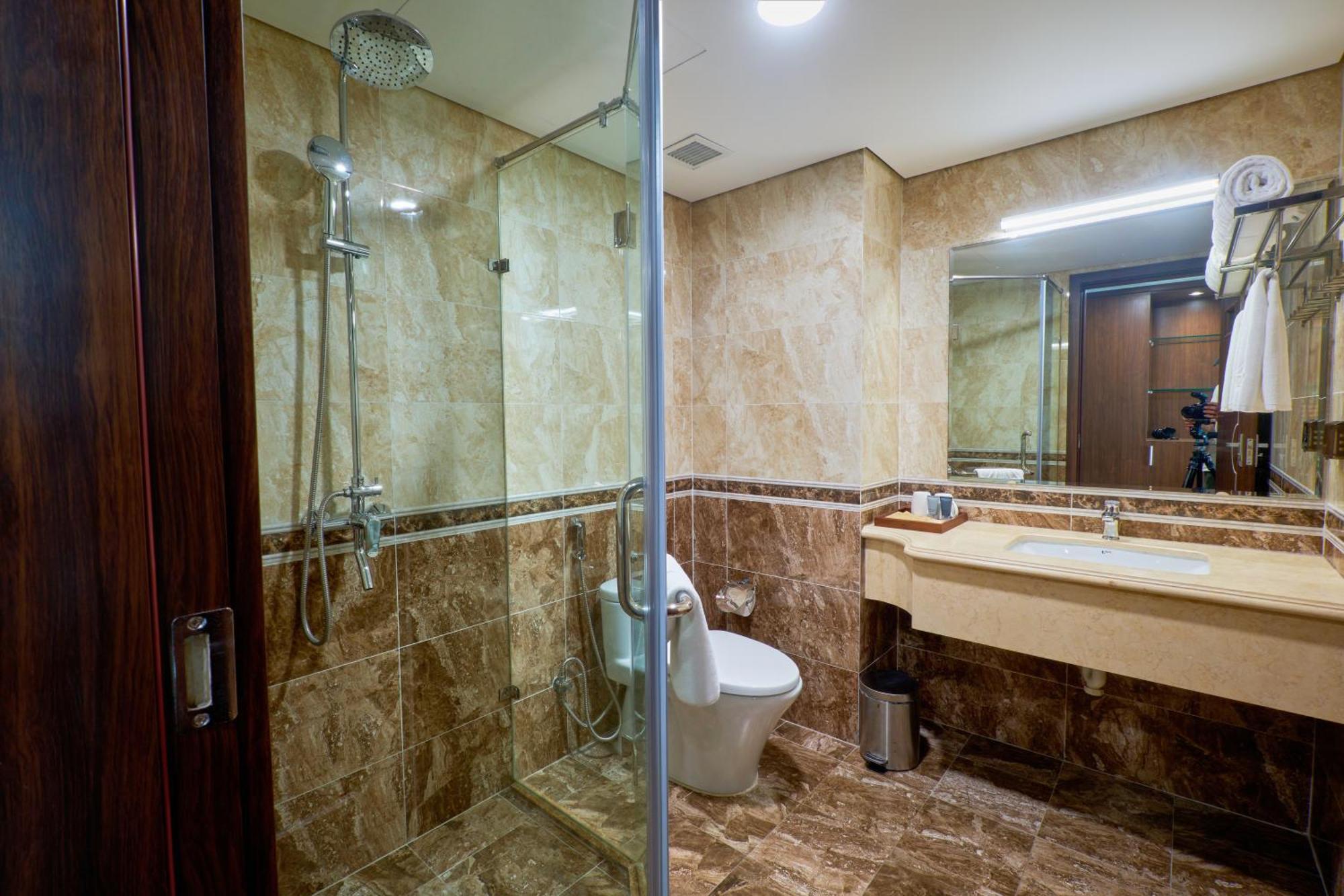 Netland Westlake Legacy Suites Ханой Экстерьер фото